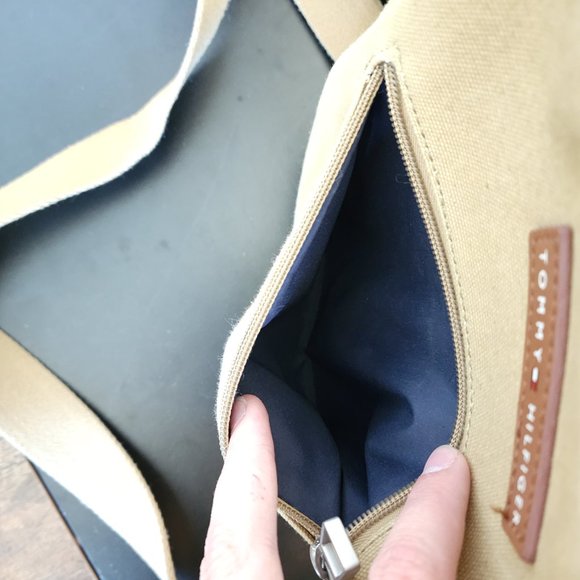 Beige Tommy Hilfiger Travel/Passport Bag Used Once - Picture 4 of 5